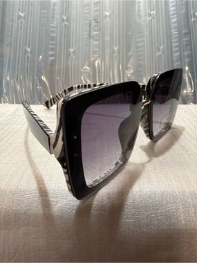 Jessica Simpson Women’s Oversized Square Sunglasses w/Zebra design-New